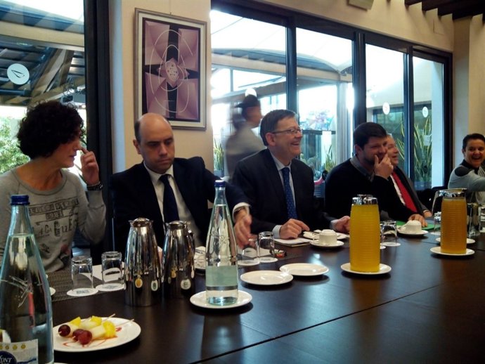 Puig, tercero por la izquierda, entre Gabriel Echávarri y David Cerdán