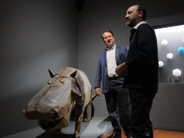 Jerónimo Blasco y Jorge Pardo con el hipopótamo origami de Erik Jaisel
