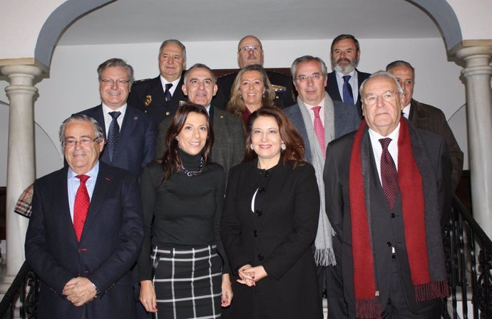 La delegada del Gobierno en Andalucía en Ronda junto alcaldesa y ocho subdeleg