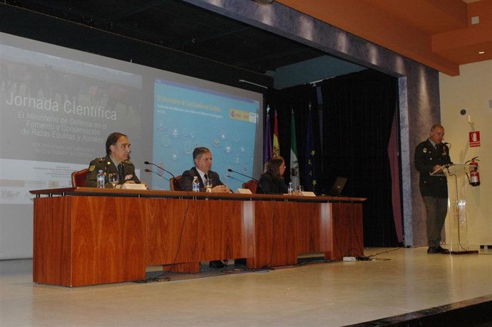 Fuentes (centro), en la clausura de la jornada, entre Aguilera y Moyano