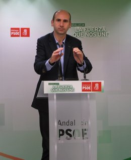 Francisco Conejo PSOE en rueda de prensa en Málaga