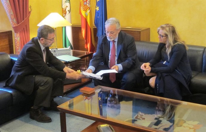 Defensor presenta a Gracia un informe sobre atención a menores en centros