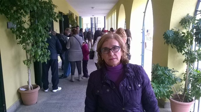 Presidenta del PP de Alcalá de Guadaíra frente a la cola para subvención de IBI.