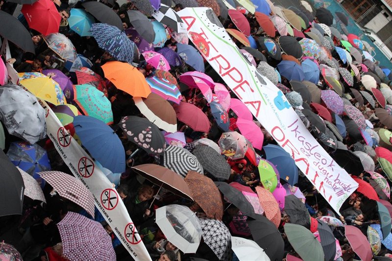 Más de 500 paraguas para reclamar un patio cubierto en Arteagabeitia