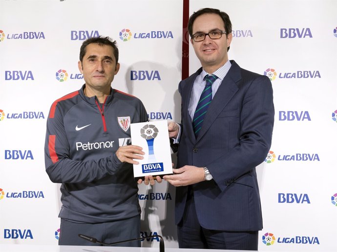 Ernesto Valverde recoge el premio al mejor entrenador de noviembre
