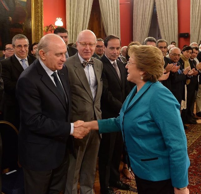 Fernández Díaz saluda a la presidenta Bachelet en su viaje a Chile