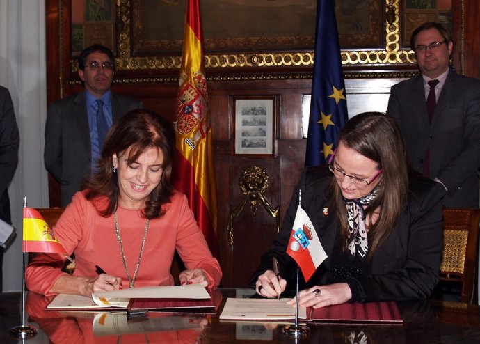 Pilar Platero, subsecretaria del Ministerio, y Leticia Díaz, consejera cántabra