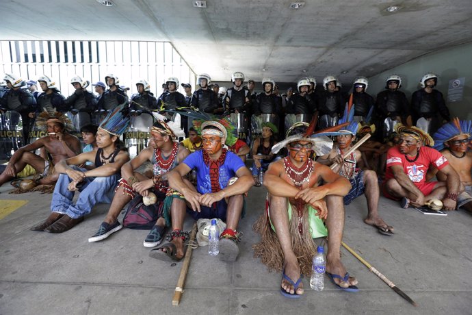 Hombres indígenas con policías al intentar invadir el Congreso en Brasil