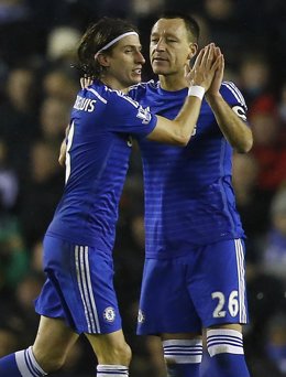 Filipe Luis y Terry celebran un gol con el Chelsea