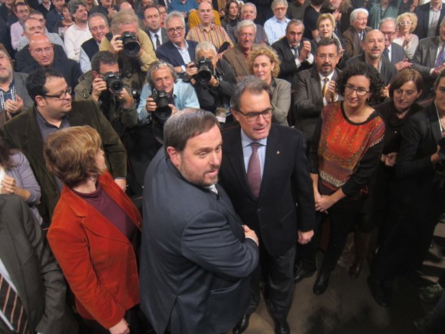 Oriol Junqueras saluda a Artur Mas antes de su conferencia 