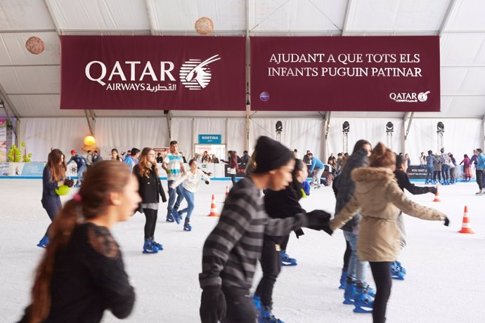 Un cartel promocional de la campaña en la pista de hielo 'BarGelona'