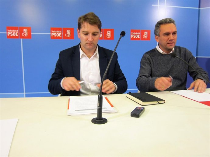 Manuel de la Rocha (izda) y Javier Izquierdo, antes del encuentro con militantes