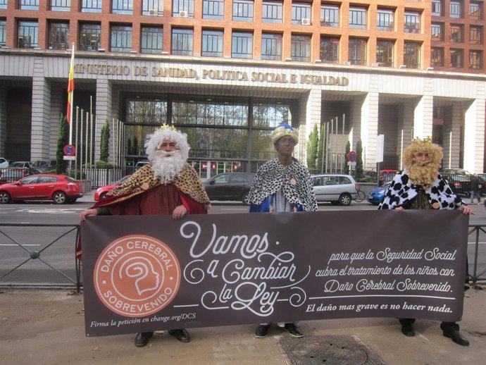 Los Reyes Magos entregan frimas en Sanidad de niños con daño cerebral sobrevenid