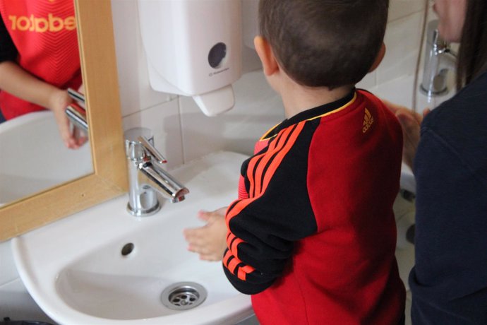 Niño se lava las manos. Proyecto 'Escuelas saludables' de Kimberly-Clark Profess