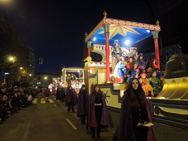 Miles de niños saludan a los Reyes Magos.