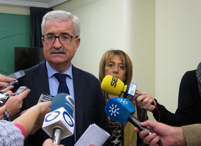 Jiménez Barrios atiende a los periodistas, acompañado de Purificación Gálvez.