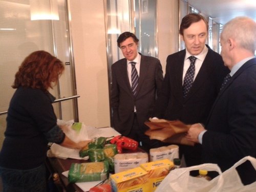 El portavoz del PP, Rafael Hernando, dona comida al Banco de Alimentos 