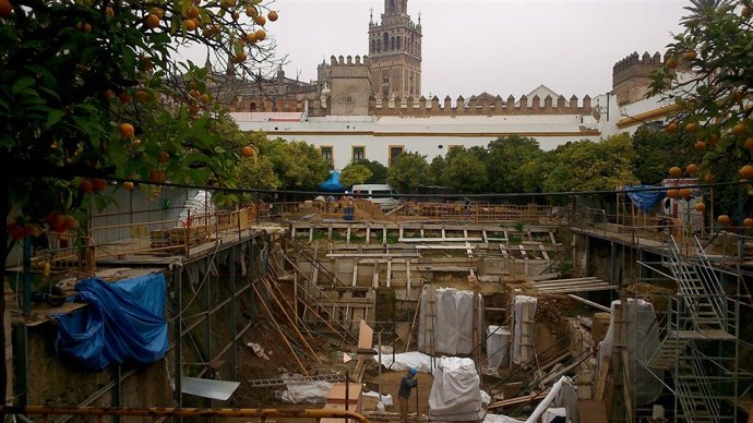 Trabajos en el Patio de Banderas, pero esta vez para cubrirlo.