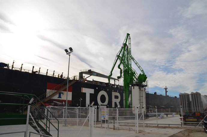 Petrolero de más de 100.000 toneladas en el Puerto de Tarragona