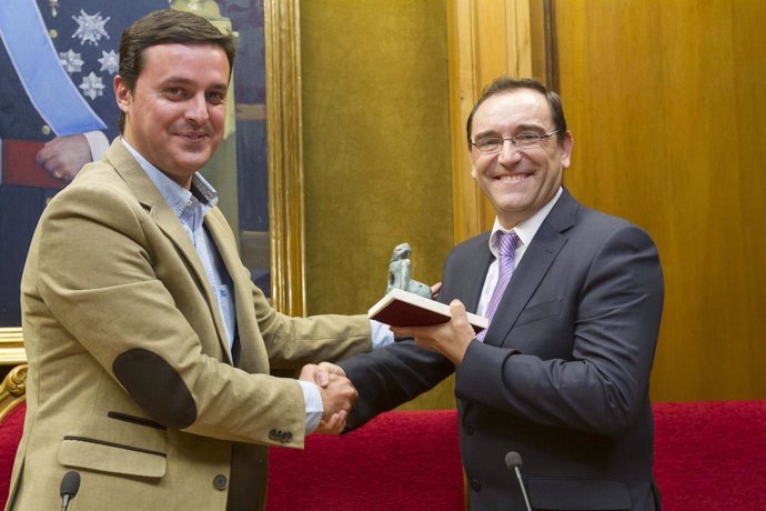 García entrega el galardon al ganador de XV premio Carmen de Burgos