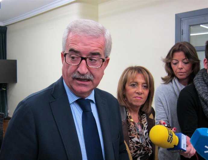 El consejero de la Presidencia, Manuel Jiménez Barrios, atiende a la prensa.