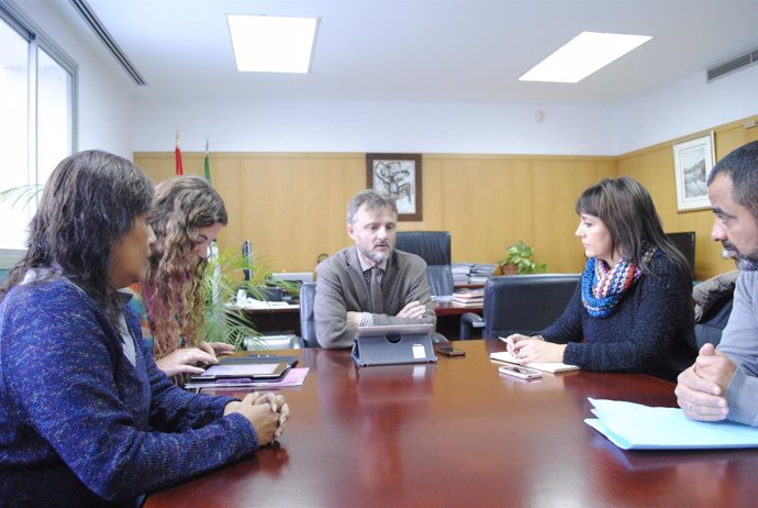 El delegado de la Junta en Huelva, José Fiscal, reunidos con diversas entidades.