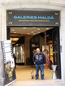 El encargado del Cinema Maldà, Xavier Escribà, en la puerta de las galerías
