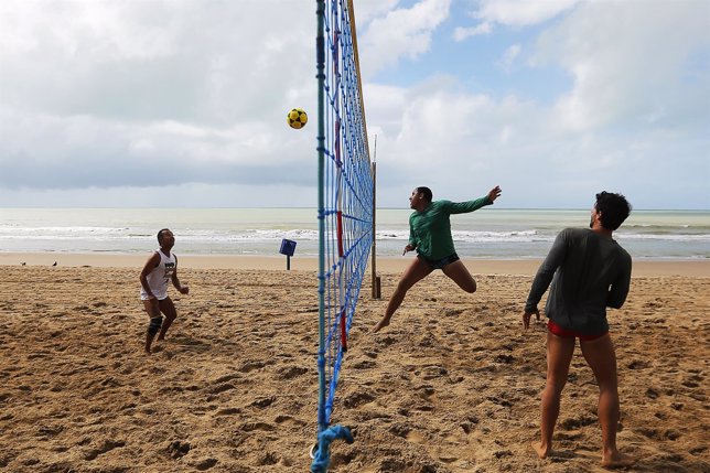 Jóvenes brasileños jugando al voleyball en la playa