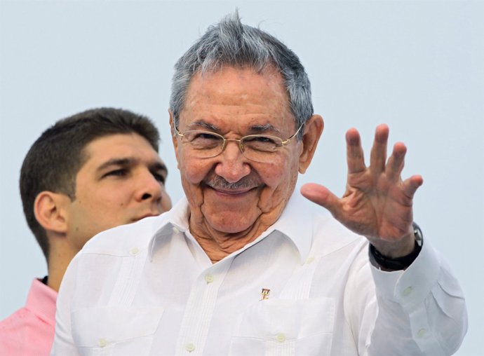 El presidente de Cuba, Raúl Castro, saluda durante la marcha del Día del Trabaja