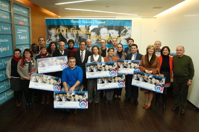 Entrega de mil bonos de Fundación Cajasol a familias necesitadas