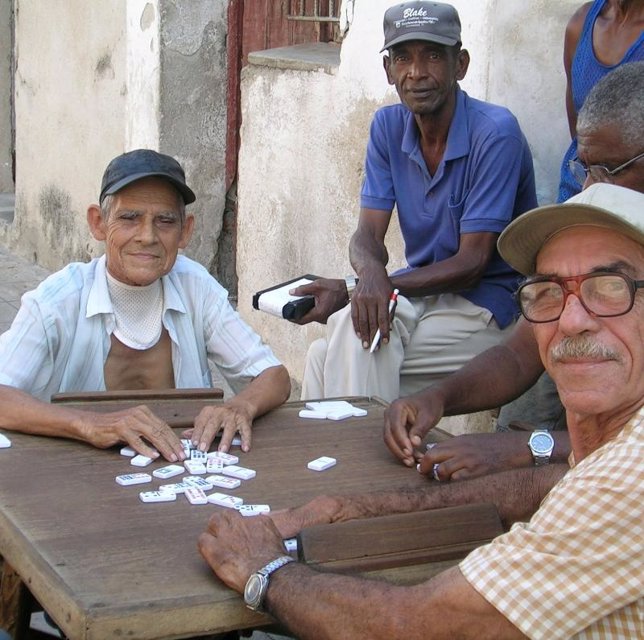 Cubanos jugando al Dominó