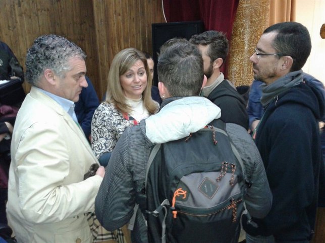 La consejera de Medio Ambiente, María Jesús Serrano, con eventuales del Infoca