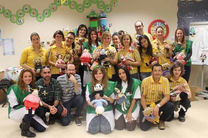 Voluntarios de FADE y trabajadores de IKEA Murcia llevan la Navidad a los niños 