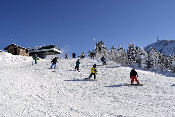 Esquiadores, estación de esquí, dominio Alp 2500