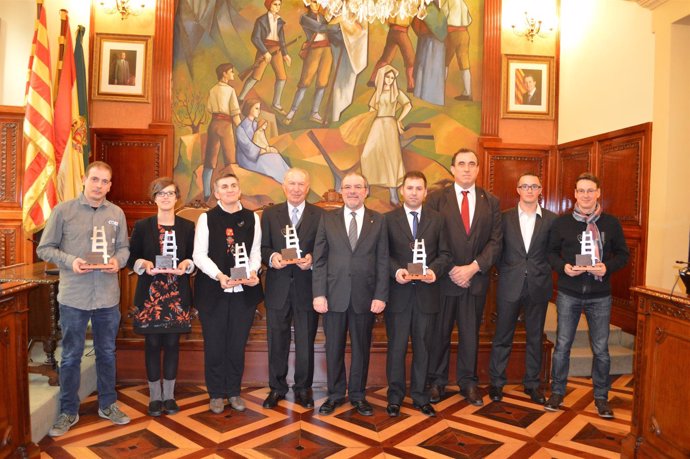 El presidente de la Diputación de Lleida, Joan Reñé, con los premiados del LO