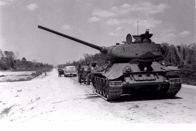 Tanques cubanos defienden Playa Girón ante invasión de EEUU