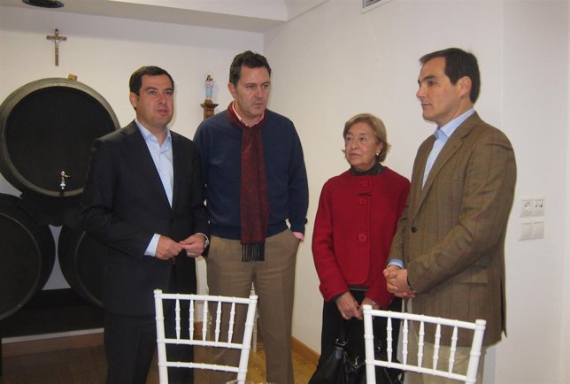 Juanma Moreno en su visita al restaurante de Cáritas