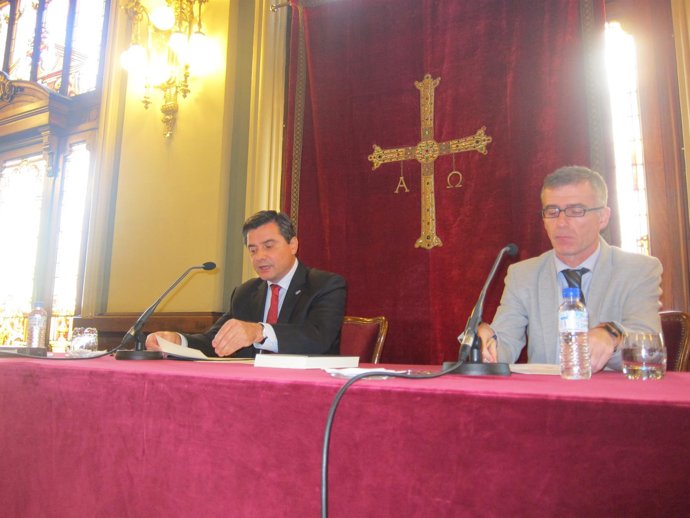 Sanjurjo (izquierda) y Presno, en la presentación del volumen. 