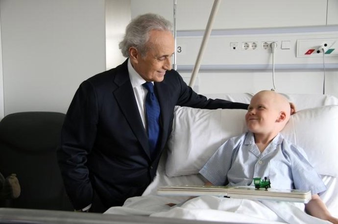 Josep Carreras durante la visita a un hospital