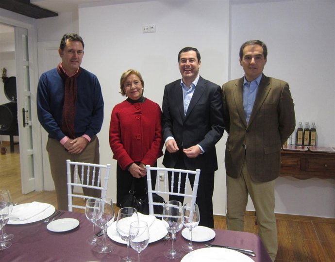 Visita de Juanma Moreno y José Antonio Nieto al restaurante de Cáritas