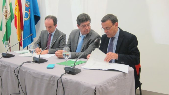 El consejero de Turismo, Rafael Rodríguez, junto a Diego Valderas y Caraballo.