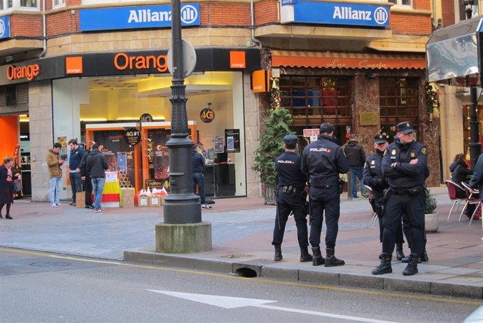 Unos agentes, a unos metros de la recogida de comida
