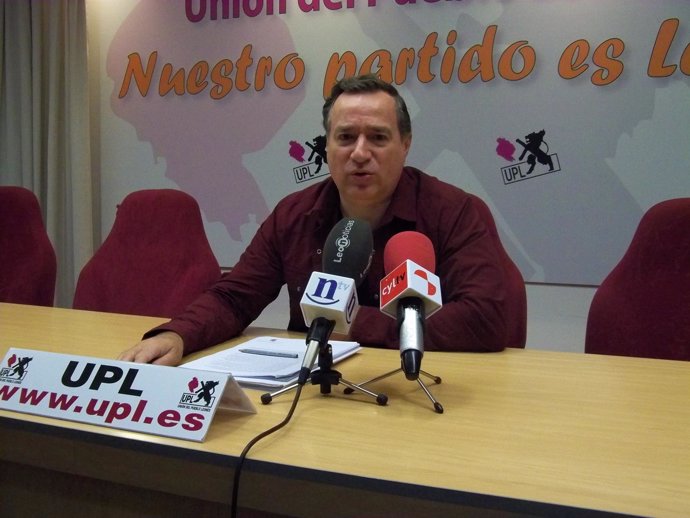 El procurador leonesista Alejandro Valderas en la sede de UPL
