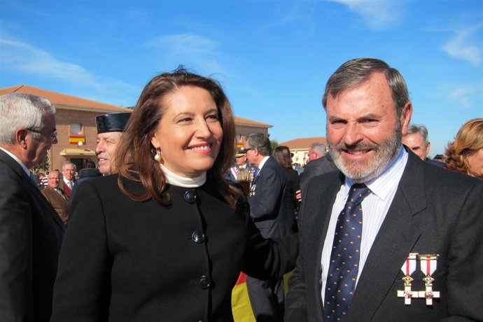 Carmen Crespo, junto al subdelegado del Gobierno en Jaén, Juan Lillo.