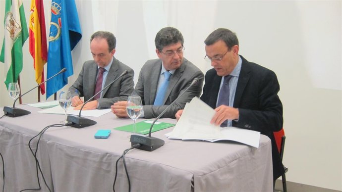 El consejero de Turismo, Rafael Rodríguez, junto a Diego Valderas y Caraballo.