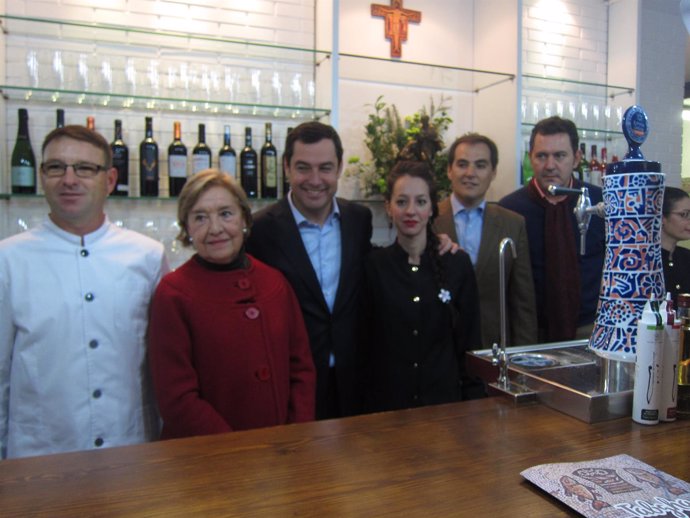 Visita de Juanma Moreno y José Antonio Nieto al restaurante de Cáritas