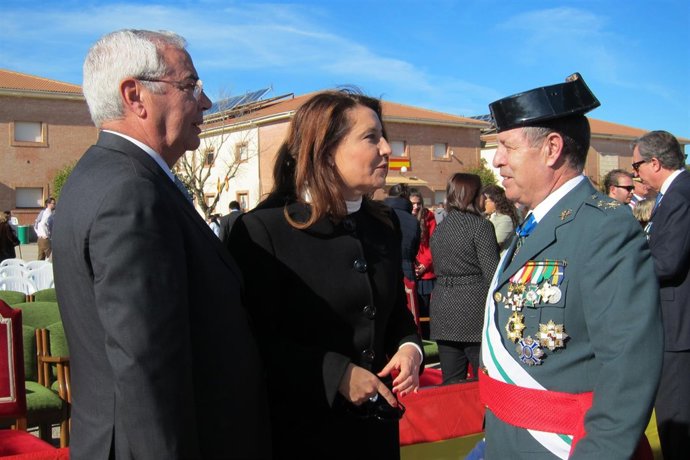 Carmen Crespo, entre Leocadio Marín y Pedro Vázquez.