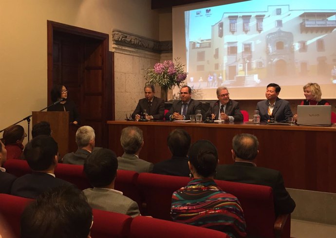 El presidente del Cabildo de Gran Canaria se reúne con 70 empresarios chinos