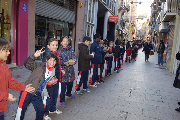 Estudiantes de Lleida organizan una cadena de alimentos.