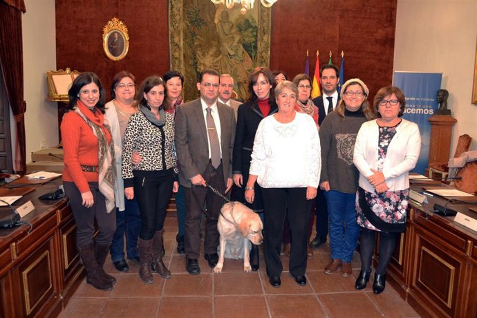 Ceballos (centro) y Sánchez (dcha.) con los firmantes